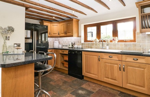 Berrow Cabaña | BERROW LODGE, pet friendly, with hot tub in Burnham-On-Sea
