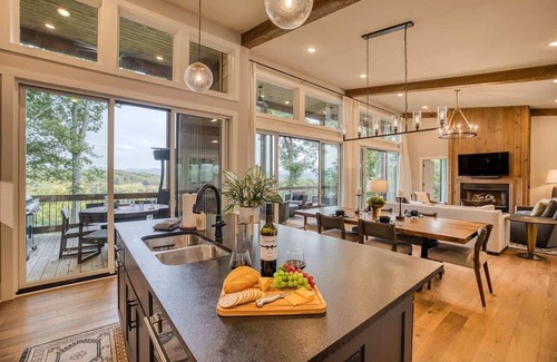 Morganton Cabina | Berry Refined - Luxury, views, hot tub, spacious