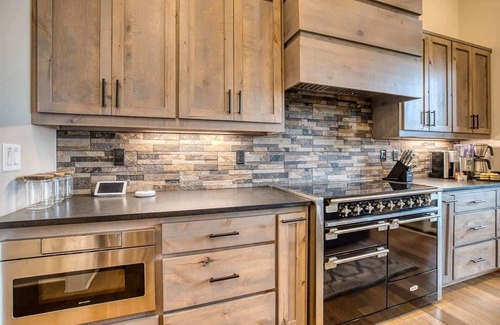 Morganton Cabina | Berry Refined - Luxury, views, hot tub, spacious