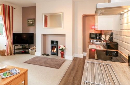 Wing Cabaña | BERRYMOOR COTTAGE, pet friendly, with hot tub in Corby Hill