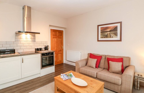 Wing Cabaña | BERRYMOOR COTTAGE, pet friendly, with hot tub in Corby Hill