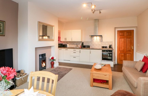 Wing Cabaña | BERRYMOOR COTTAGE, pet friendly, with hot tub in Corby Hill
