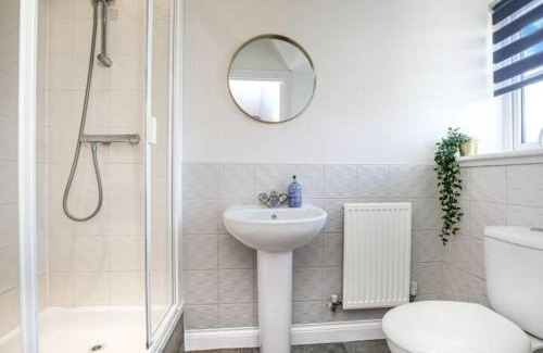 Upton Casa | Berrywood House - Close to Northampton Town Centre - Free Parking, Fast Wifi, SmartTV with Netflix by Yoko Property