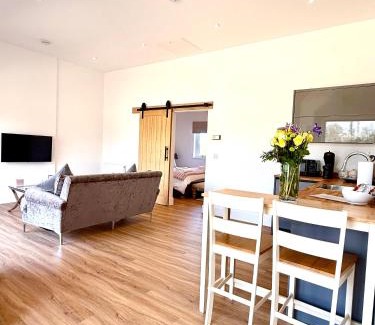 Bishop's Stortford Casa | Bespoke 1 Bedroom Barn by Stansted Airport & Holiday Parking