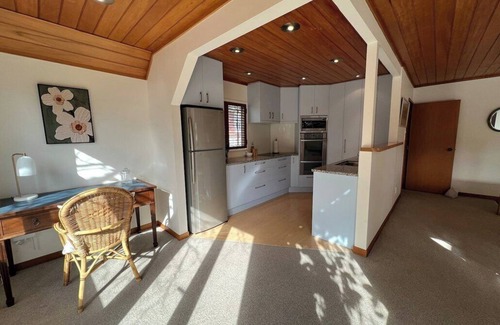Hauraki Casa | Serene Oasis Steps from Takapuna