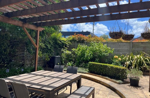 Hauraki Casa | Serene Oasis Steps from Takapuna