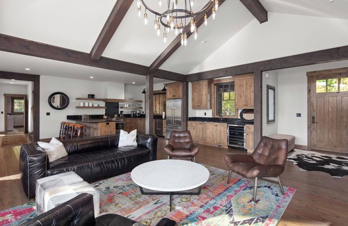 Whitefish Apartamento | Bespoke Whitefish Home | Lakeside Trails, Boating by Day & Fireplace Evening