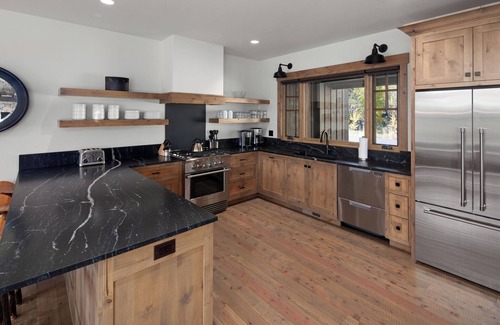 Whitefish Apartamento | Bespoke Whitefish Home | Lakeside Trails, Boating by Day & Fireplace Evening