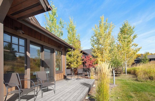 Whitefish Apartamento | Bespoke Whitefish Home | Lakeside Trails, Boating by Day & Fireplace Evening