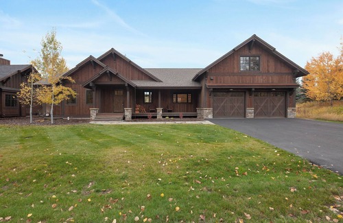Whitefish Apartamento | Bespoke Whitefish Home | Lakeside Trails, Boating by Day & Fireplace Evening