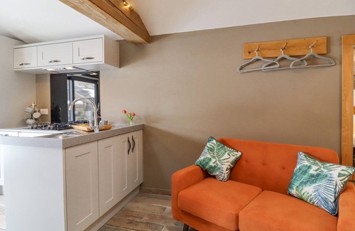 Lumbutts Cabaña | BESS COTTAGE, romantic, with a garden in Cragg Vale