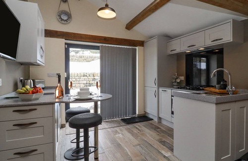 Lumbutts Cabaña | BESS COTTAGE, romantic, with a garden in Cragg Vale