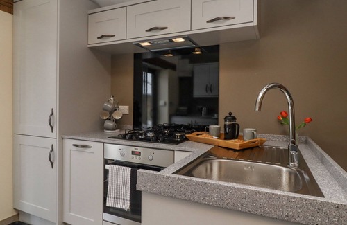 Lumbutts Cabaña | BESS COTTAGE, romantic, with a garden in Cragg Vale
