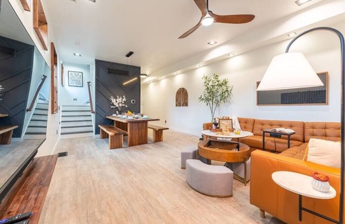 Mapleton/Fall Creek Casa | BEST! 4 bd Luxury Downtown Indy Luxury Home