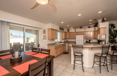 Lake Havasu City Casa | *** La mejor casa de la piscina de verano 3BR 3BA Lakeside cerca de la rampa *** Se admiten mascotas