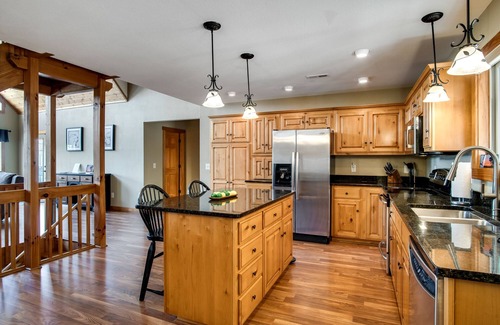 Franklin Casa | Best 5000 sq/ft Vacation Cabin with amazing VIEWS & Activities!!