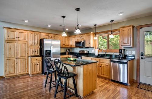 Franklin Casa | Best 5000 sq/ft Vacation Cabin with amazing VIEWS & Activities!!
