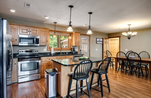 Franklin Casa | Best 5000 sq/ft Vacation Cabin with amazing VIEWS & Activities!!
