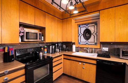Barton Heights Casa | Best ATX Location + Patio w 65"TV & Cowboy Pool