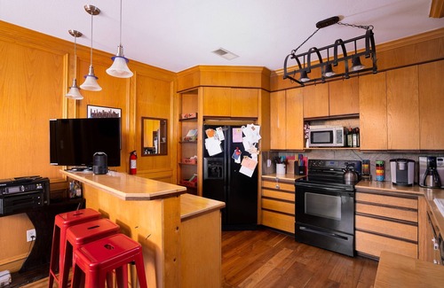 Barton Heights Casa | Best ATX Location + Patio w 65"TV & Cowboy Pool