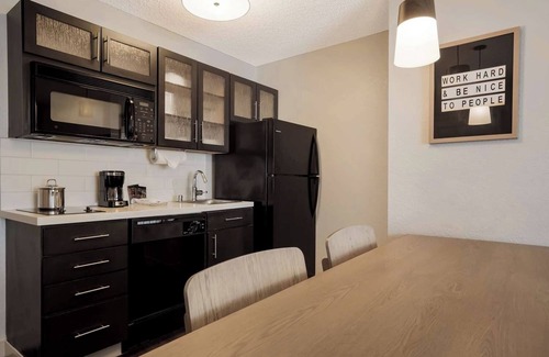 Irvine Industrial Complex-East Hotel | Best Choice! 1BR Suite with Full Kitchen, BBQ Area, Parking, Pets are Welcome!