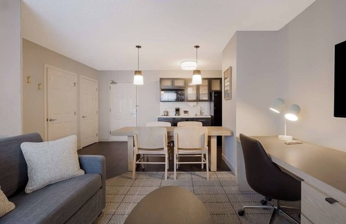 Irvine Industrial Complex-East Hotel | Best Choice! 1BR Suite with Full Kitchen, BBQ Area, Parking, Pets are Welcome!
