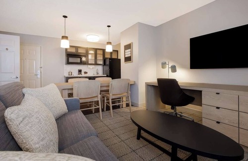 Irvine Industrial Complex-East Hotel | Best Choice! 1BR Suite with Full Kitchen, BBQ Area, Parking, Pets are Welcome!