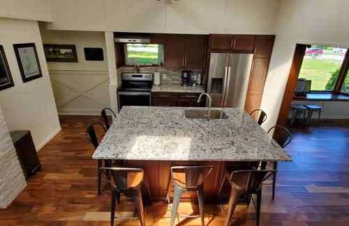 Put-in-Bay Casa | Best Downtown Location- Large, Beautiful!- The Queen Elizabeth House