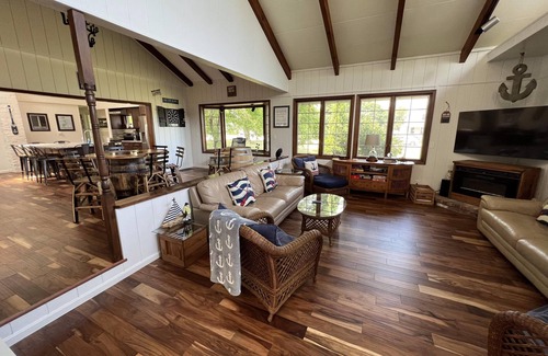 Put-in-Bay Casa | Best Downtown Location- Large, Beautiful!- The Queen Elizabeth House
