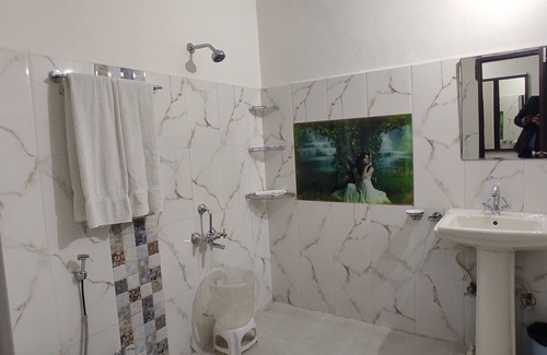 Naddi Hotel | Best hotel in Naddi, Dharamshala With multicusion restaurant and kitchen.