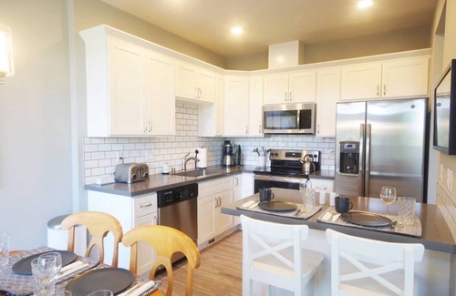 Parkland Casa | Best House in Parkland. 4br Sleeps 10. Brand New!