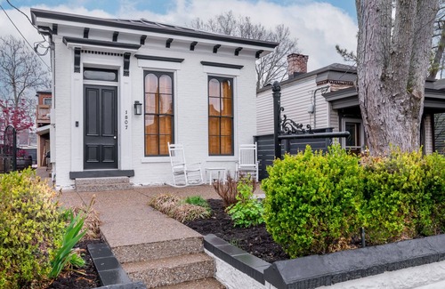 Clifton Casa | Best Location in Derby City- 2 story porch & hot tub