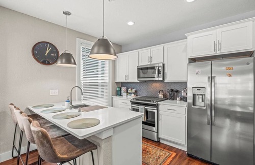 Lower East Side Apartamento | BEST Location in Milwaukee, Luxe 3BR, Free Parking