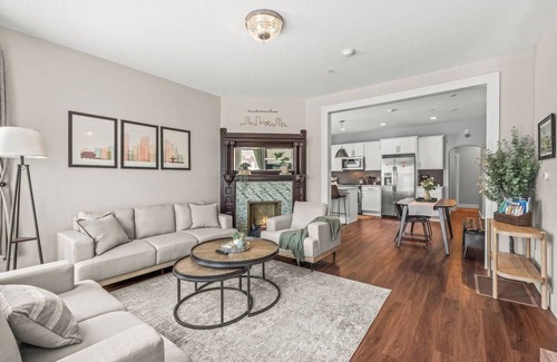 Lower East Side Apartamento | BEST Location in Milwaukee, Luxe 3BR, Free Parking