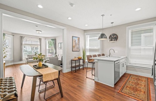 Lower East Side Apartamento | BEST Location in Milwaukee, Luxe 3BR, Free Parking