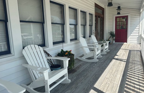 Oriental Casa | Best Location in Oriental! King Bed. Steps away from Oriental Marina!