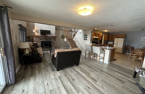 Marion Casa | Best location! Next door to full service marina and bar/restaurant.