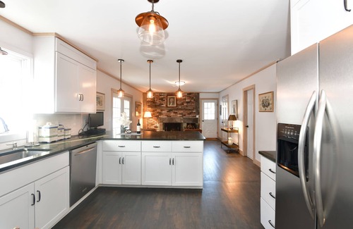 Roxbury Casa | BEST LOCATION! PoshPadsCT"PAINTER HILL4BR" Hot Tub Spa, BBQ, Ski,Hike,1.5HrsNYC