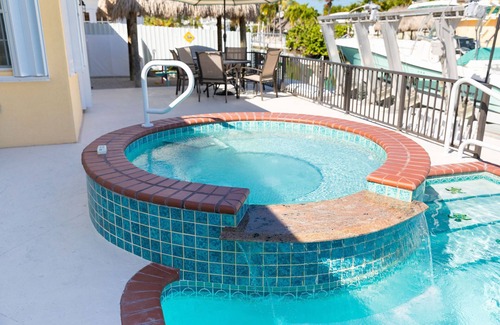 Marathon Casa | La mejor casa de maratón con piscina climatizada y spa, muelle y fabricación de hielo