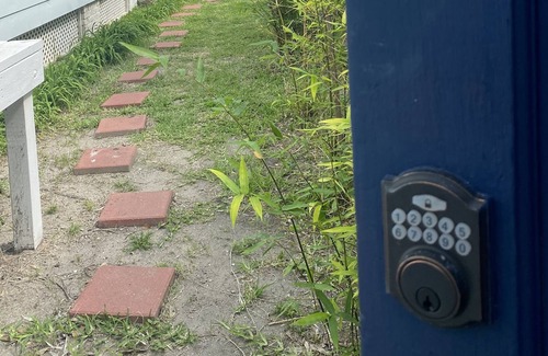 San Jacinto Cabaña | Best of all worlds!Historic neighborhood, new home , walk to beach or downtown
