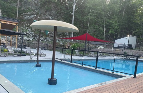 Owl's Head Ski Resort Condominio | Best of both worlds! Steps from the chairlift & a dock on the Memphrémagog lake