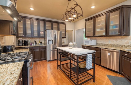 Bracey Casa | Best of Both Worlds | Expansive Waterviews | Pet-Friendly