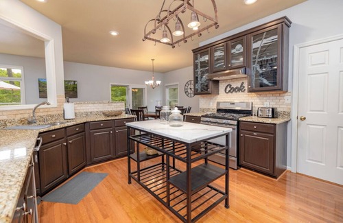 Bracey Casa | Best of Both Worlds | Expansive Waterviews | Pet-Friendly