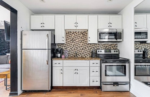 Berry Hill Condominio | Best Of Nashville - Award Winning, Top Floor Studio and Pool