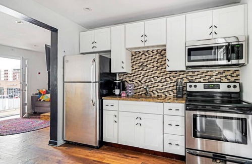 Berry Hill Condominio | Best Of Nashville - Award Winning, Top Floor Studio and Pool