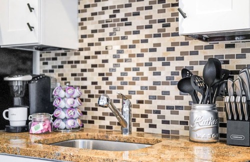Berry Hill Condominio | Best Of Nashville - Award Winning, Top Floor Studio and Pool
