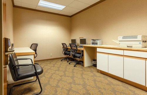 DeKalb Casa | Best Pick! Pet-friendly Unit, with Free Parking, Seasonal Outdoor Pool!
