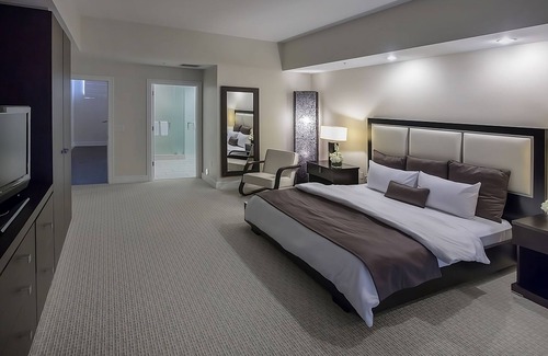Ludlam Hotel | Best Place to Stay! 2 Family-friendly Rooms w/ Balcony | Outdoor Pool + Hot tub