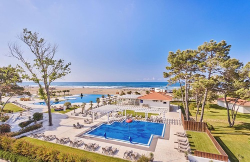 Ulcinj Hotel | Best Place to Unwind! 2BR Suite w/ Swim-up Pool! FREE Parking and Beachfront!