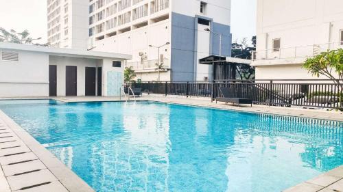 Kayu Putih Apartamento | Best Price and Restful Studio at Tifolia Apartment By Travelio